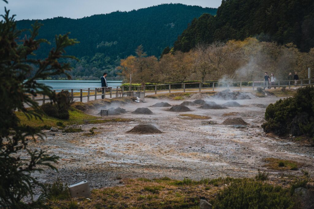 Caldeiras das Furnas em São Miguel, onde o calor geotérmico é tradicionalmente utilizado na preparação do cozido.