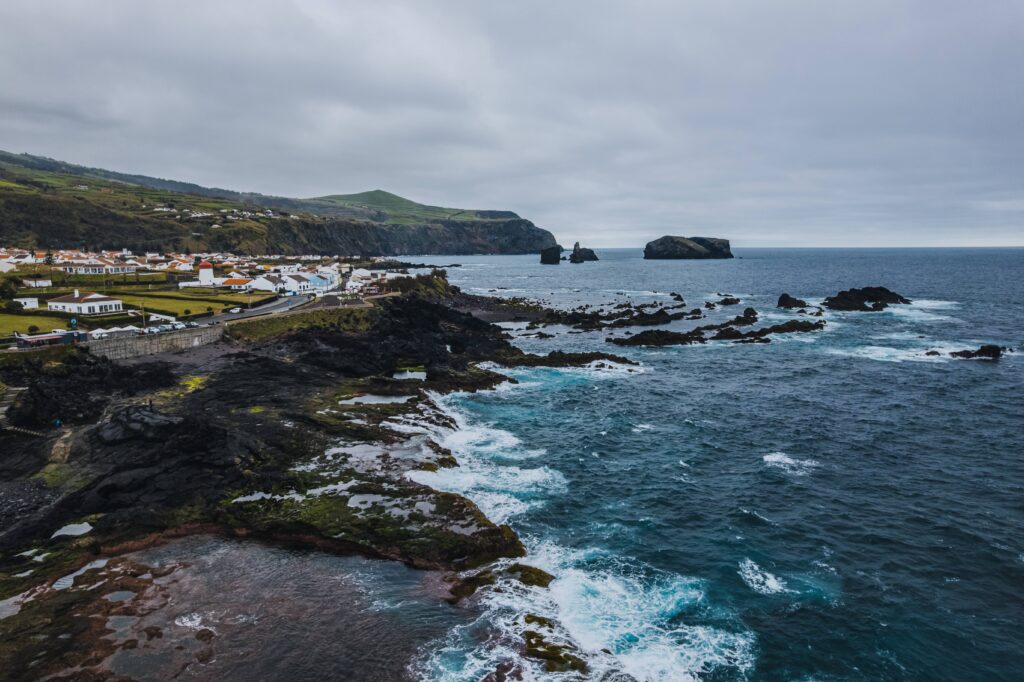 Piscinas naturais dos Mosteiros junto à costa vulcânica de São Miguel e ao Oceano Atlântico.