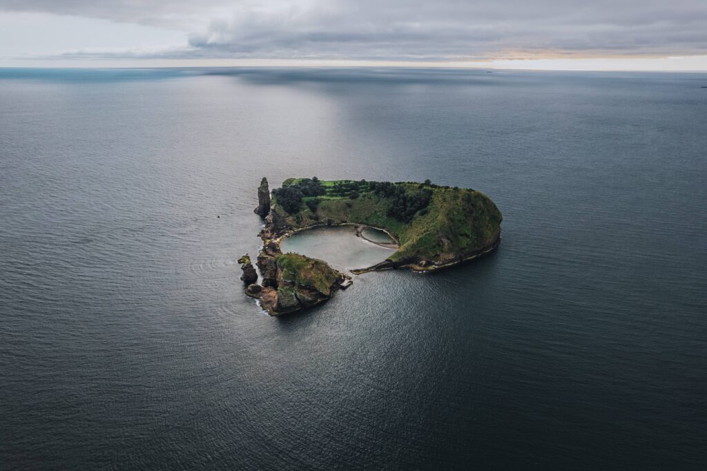 Vista do Aeroporto de Santa Maria, nos Açores, com a paisagem costeira da ilha ao fundo.
